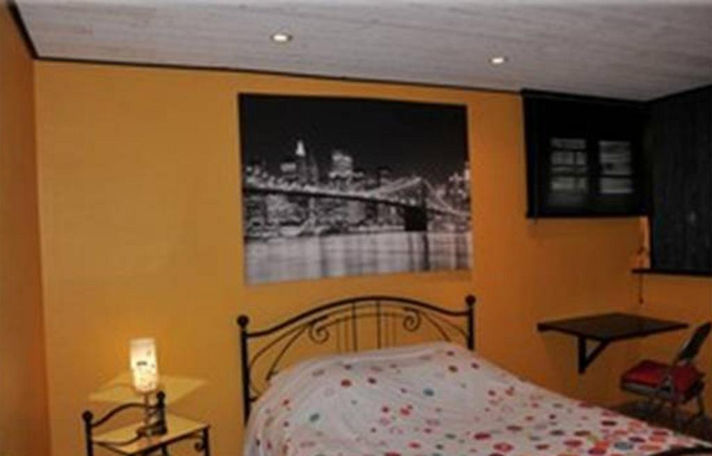 Chambre D'Hotes Le Cypres Bleu Roussillon  Room photo